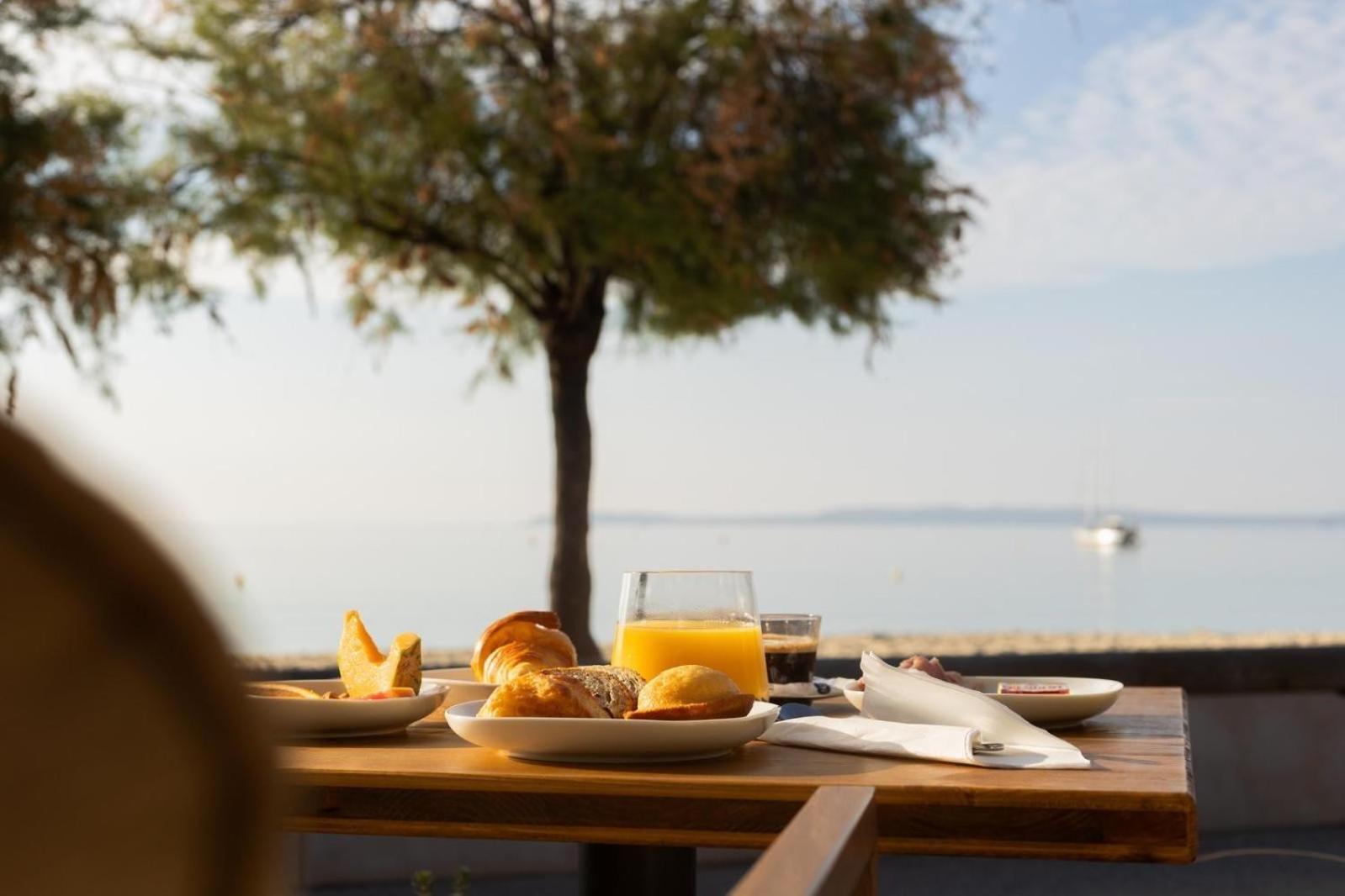 Hotel Les Flots Bleus ル・ラヴァンドゥー エクステリア 写真